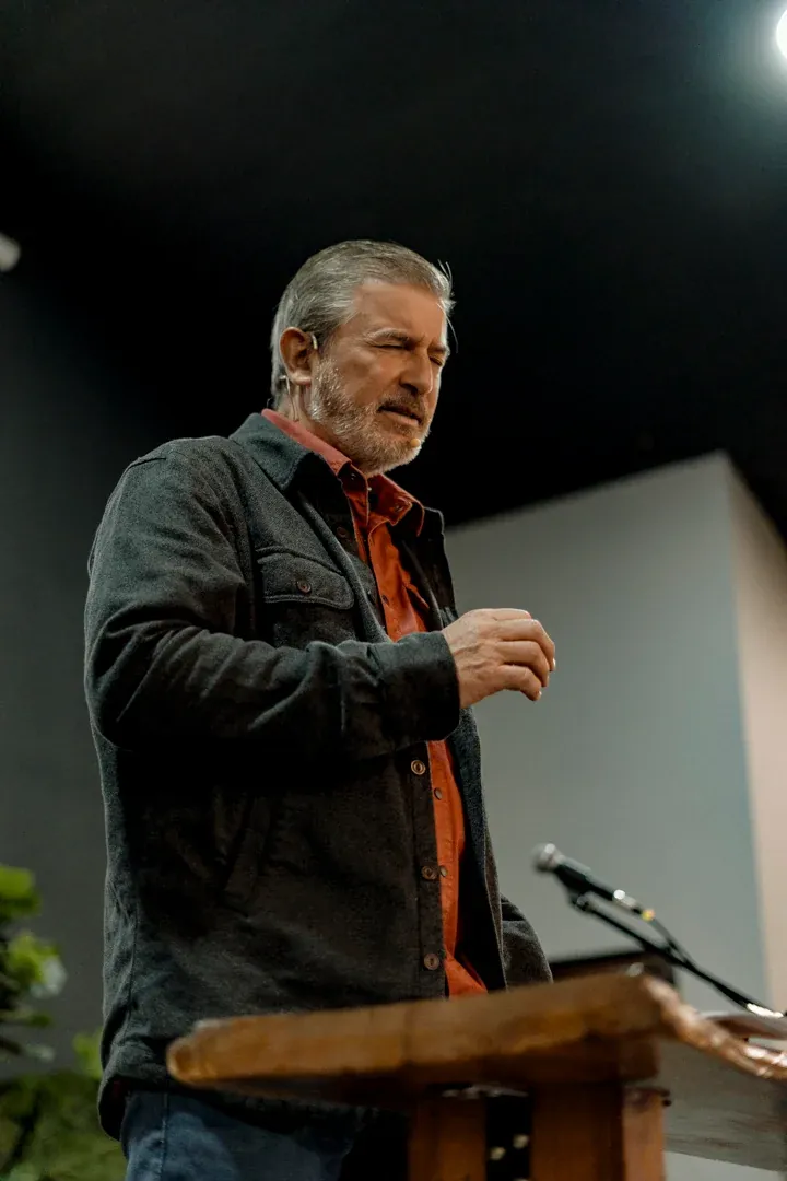 Pastor de ICI Oriente predicando